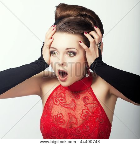 นิพจน์ ใบหน้าของผู้หญิงตกใจกลัวพูด Astonishment