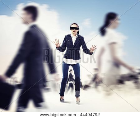 Obrázek podnikatelka v šátek chůze mezi skupiny lidí