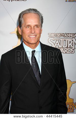 LOS ANGELES - JUL 26: Gregory Harrison ankommer til 2012 Saturn Awards på overlevende på 26 juli, 2