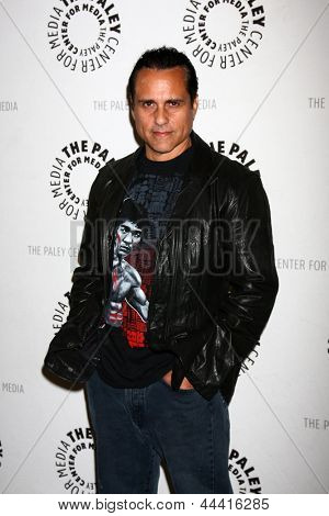 LOS ANGELES - ápr 12: Maurice Benard megérkezik az általános kórházi ünnepli 50 éves - a Palej