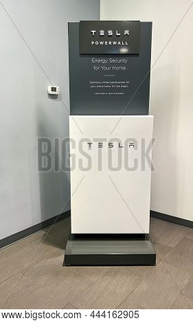 Orlando, Fl Usa - November 5, 2021:  The Tesla Powerwall And Sign At The Entrance Of The Tesla Deale