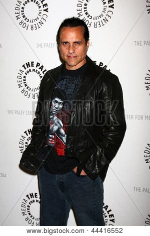 LOS ANGELES - ápr 12: Maurice Benard megérkezik az általános kórházi ünnepli 50 éves - a Palej