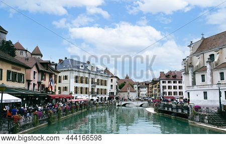 Annecy, France - September 9, 2021: The View Of City Canal With Medieval Buildings In Annecy Old Tow
