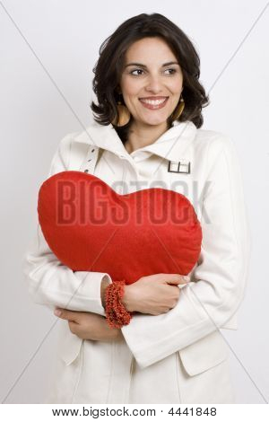 สาวที่น่าสนใจ มีหัวใจสีแดงขนาดใหญ่