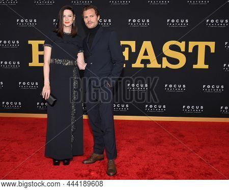 LOS ANGELES - NOV 08: Caitriona Balfe and Jamie Dornan arrives for the ÃBelfastÃ Premiere on November 08, 2021 in Los Angeles, CA