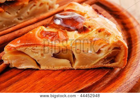 cuit les aliments : tartes aux pommes sur une plaque en bois sur la table avec les bâtons de cannelle