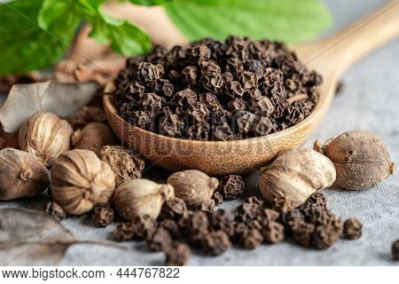 Black Pepper And Siam Cardamom (amomum Krervanh Pierre), Asia Dried Spices Herb For Drug And Thai Co