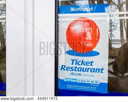 Bordeaux , Aquitaine  France - 01 04 2022 : Ticket Restaurant Edenred Brand Logo And Text Sign On Wi
