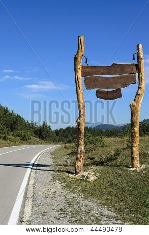 Dağ yolunda büyük ahşap işareti