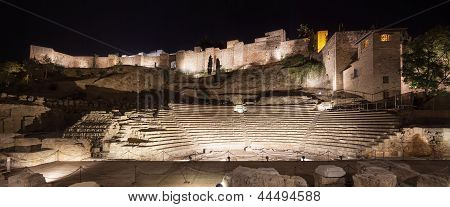 สถานมาลากาในยามค่ำคืน โรงละครโรมันและ Alcazaba อันดาลูเซีย สเปน
