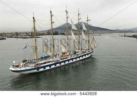 Plachty loď s Vezuviu vulkánů na pozadí