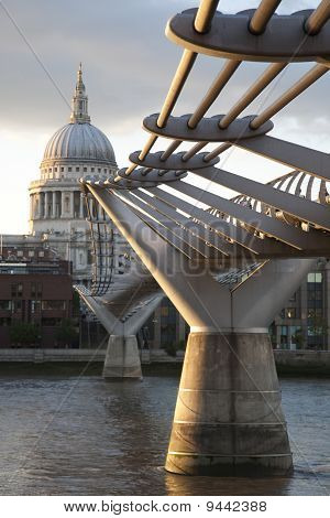Milennium most a St Pauls Cathedral, Londýn