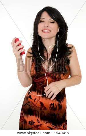 Pige lytter til musik