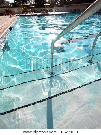 Étapes et piscine étincelante