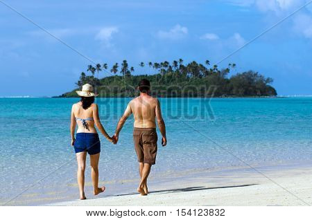 Young Happy Couple On Vacation In Pacific Island