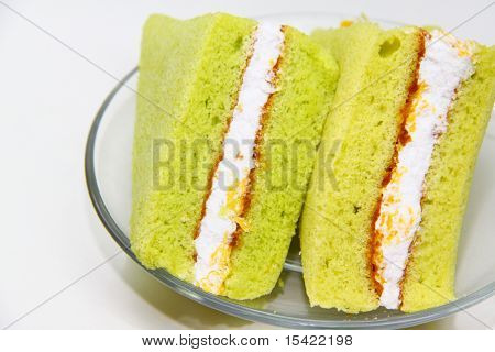 Ein Stück vom Pandan Biskuit auf weißem Hintergrund