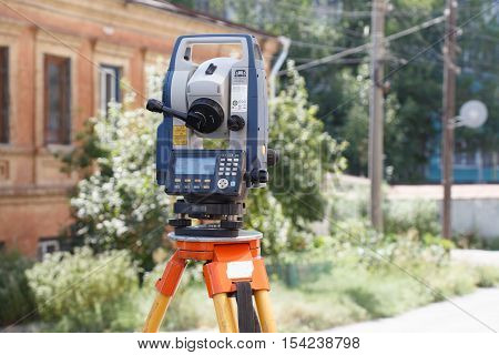 Tachymeter on tripod a theodolite for the rapid measurement of distances in surveying