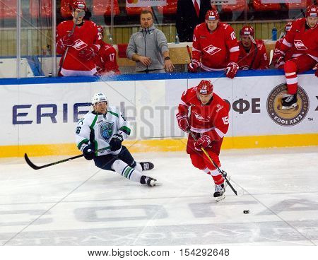 Moscow, Russia - September 27, 2016: P. Varfolomeyev (66) And M. Potapov (15) In Action On Hockey Ga