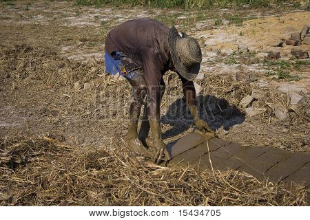 Hombre haciendo ladrillos