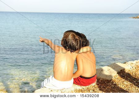 Due piccoli amici sulla riva