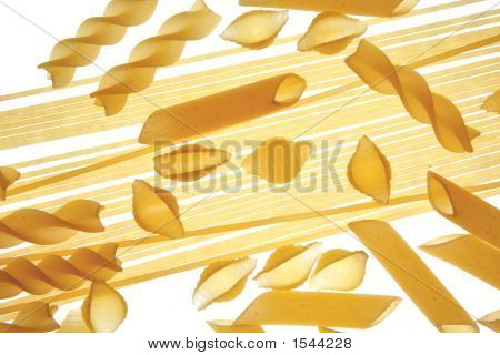 Pasta su sfondo bianco