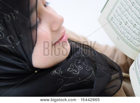 Bambina leggere il Sacro Corano e sorrisi