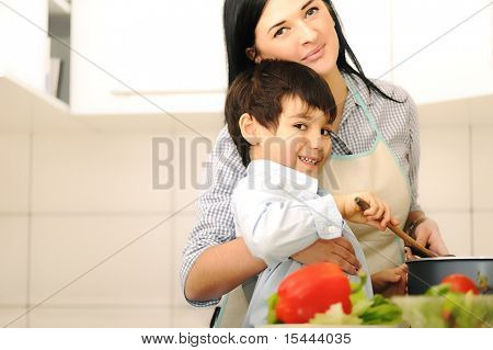 Madre e i bambini preparano un pasto, pasti insieme