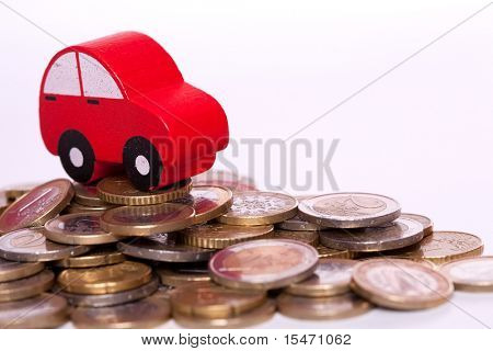 coche rojo con un montón de monedas de oro (aislado en blanco)