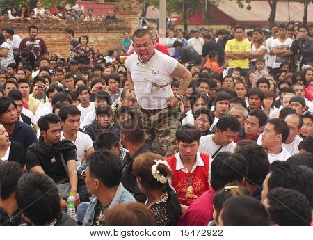 Festiwal tatuażu w Wat Bang Phra w Nakhon Chaisi w pobliżu Bangkok, Tajlandia