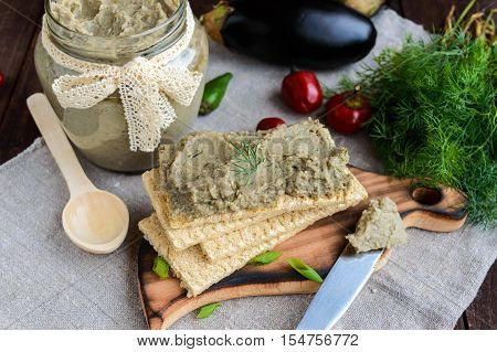 Gentle paste paste from the eggplant. Dietary dish. Put on a crisp low-calorie diet fitness bread. Vegan cuisine. For picnic.