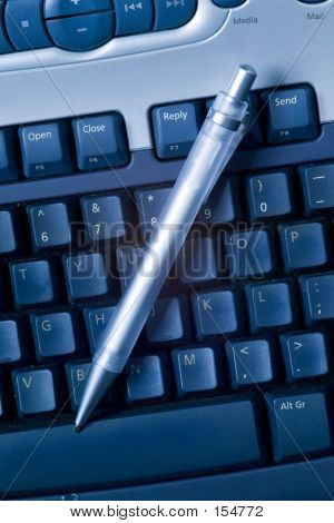Stift auf Tastatur