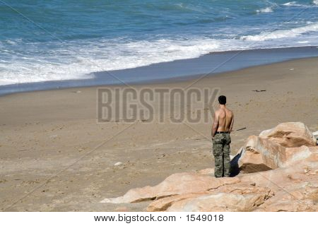 Unge mænd ser havet