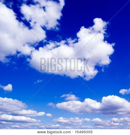 weiße Wolken in den blauen Himmel.