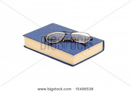 boek en glazen geïsoleerd op een witte achtergrond