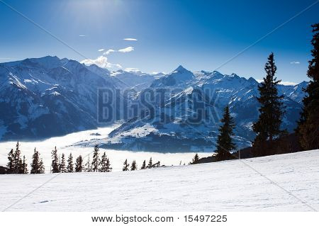 Blick über Kaprun Ski Resort neben Kitzsteinhorn Gipfel im österreichischen Alpen von Schmitten peck