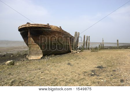 Barcaza río abandonado