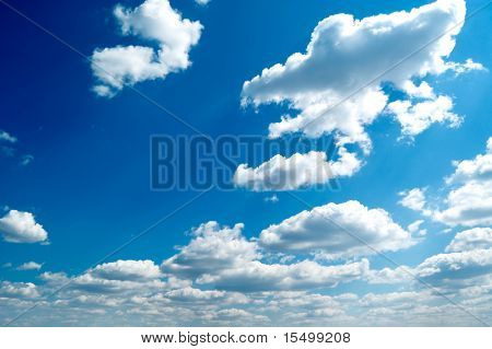 piękne białe chmury w błękitne niebo