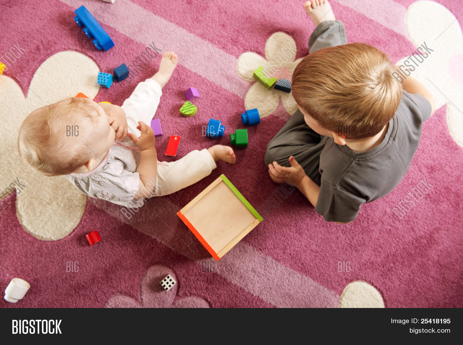 твистер вслепую, hasbro, e1888. во что можно поиграть дома с братом. сестры играют. веселые игры для детей. интересные игры для детей.