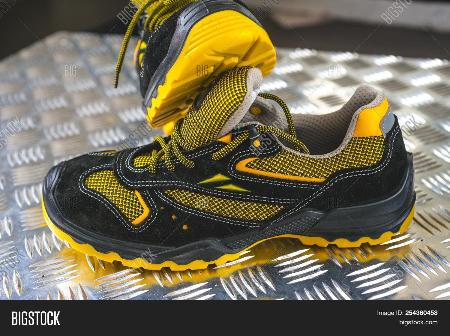 wide step shoes