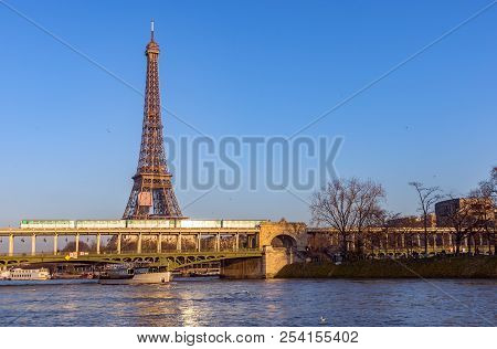 Paris, France - January 14, 2018: Sunset Over Metro Crossing Bir-hakeim Bridge With Vedette De Paris