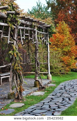 Houten Bower In herfst tuin