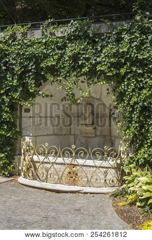 Annecy, France - July 15, 2018: Stone Bust Of Jean-jacques Rousseau In A Niche With A Fountain In An