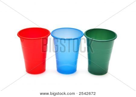 3 つのプラスチック製コップ、白で隔離