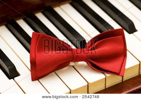 Farfallino rosso i tasti del pianoforte