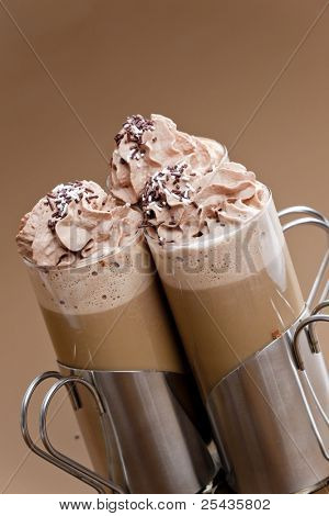 Stillleben mit Kaffee mit Schlagsahne