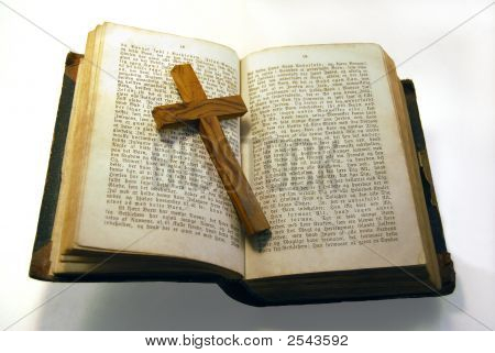 Gamle bibel og kors