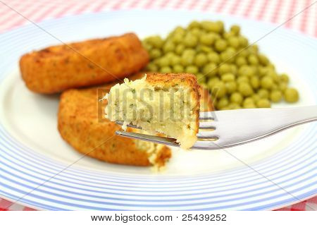 Fisk kage på gaflen