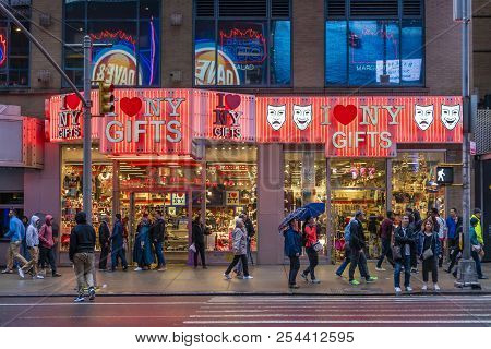 New York, Usa - May 20, 2018: People Outisde A Gift Shop Near Times Square In New York City