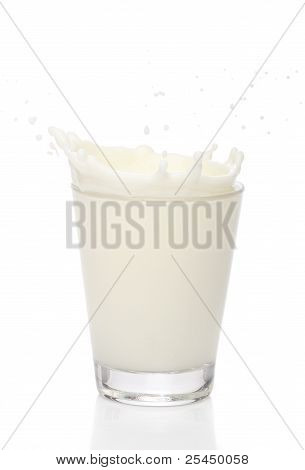 Lait Splah sur un verre, sur fond blanc