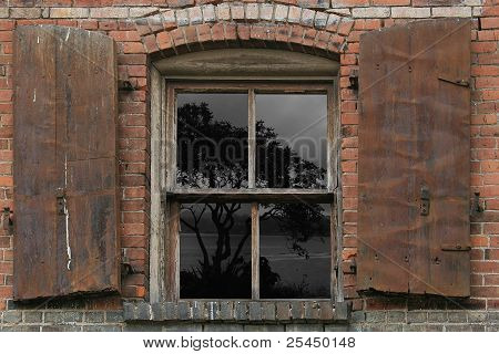 Alte Fenster, Eisen-Fensterläden